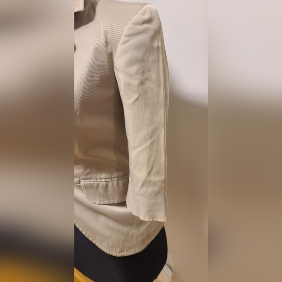 KOR@KOR Ecru satin cropped fitted blazer - Picture 3 of 13